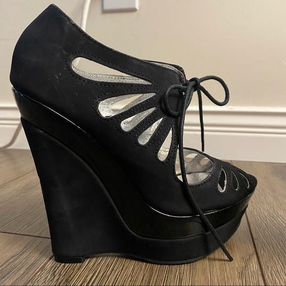 ❤️Black suede wedge tie up heels 👠 Size 6, cut out details, 5” heel - Picture 2 of 6